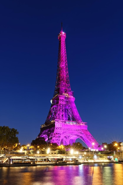 Zum Auftakt der jährlichen Brustkrebskampagne wurde der Eiffelturm, ein weltweit bekanntes Monument an der Seine, in Pink erleuchtet