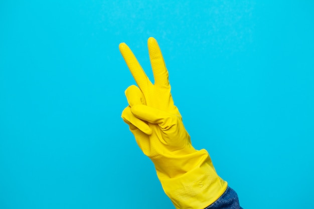 Zum Reinigen einen gelben Handschuh abgeben