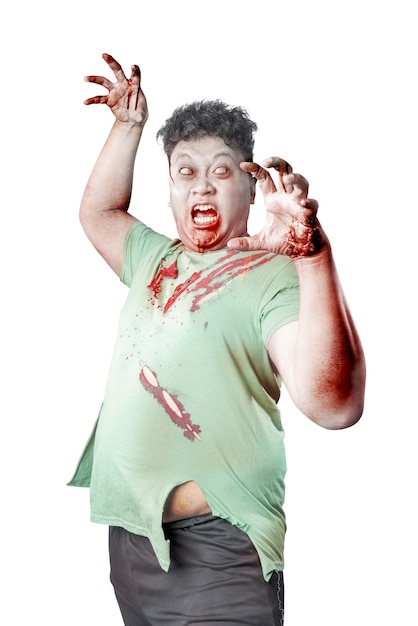 Foto zumbi assustador com sangue e ferida em seu corpo isolado sobre um fundo branco