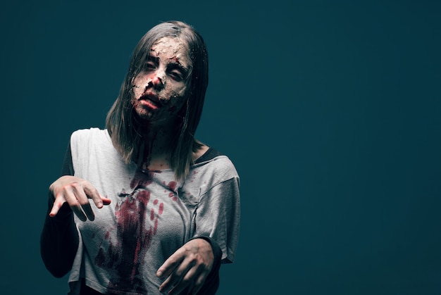 Zumbi de mulher morta. conceito de halloween do horror