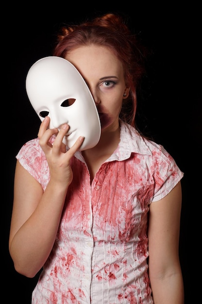 Foto zumbi feminino com máscara de halloween