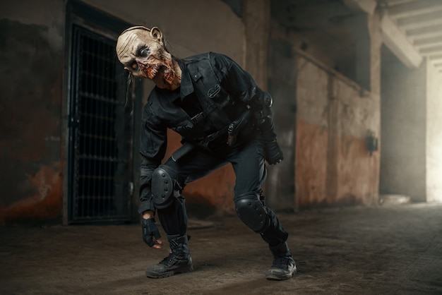 Foto zumbi masculino andando em uma fábrica abandonada, lugar assustador. terror na cidade, ataque de rastejadores assustadores, apocalipse do fim do mundo, monstros malignos sangrentos