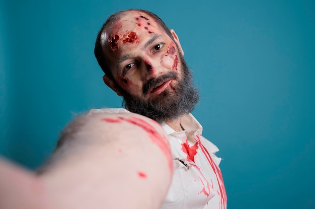 Homem vestido com fantasia de drácula para o halloween, olhando para um  crânio humano. homem com dentes de vampiro. homem assustador com fantasia  de halloween.