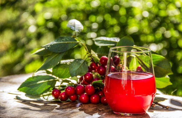 Zumo de cereza fresca y cerezas.