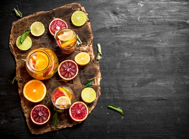 Zumo de cítricos frescos con rodajas de limas, naranjas, pomelos y limones.