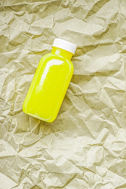 Zumo de lima o limón fresco en botella de plástico ecológico reciclable y envasado bebida saludable y f ...