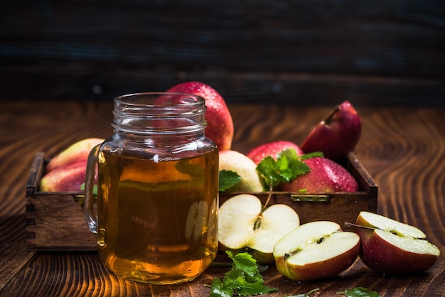 Zumo de manzana recién hecho en mesa de madera