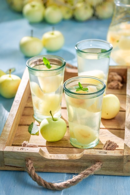 Zumo de manzana sabroso y dulce servido en el jardín de verano