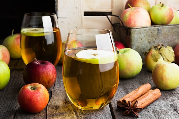 Zumo de manzana en vaso con canela y anís