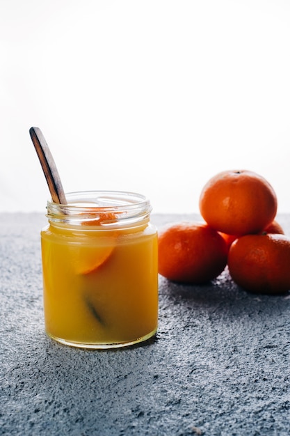 Zumo de naranja casero sobre fondo azulado. Copia espacio Vista superior