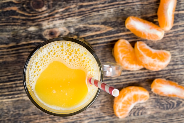 Zumo de naranja elaborado con rodajas de naranjas maduras y dulces.