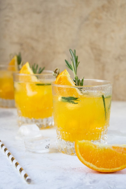 Zumo de naranja con hielo