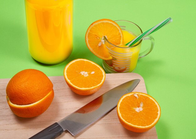 Zumo de naranja natural con frutas frescas