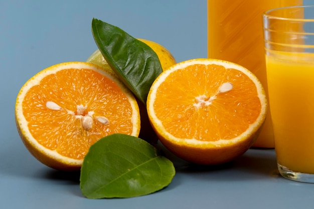 Zumo de naranja natural en el vaso con botella al lado