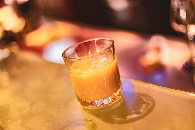 Zumo de naranja recién exprimido en una barra de bar