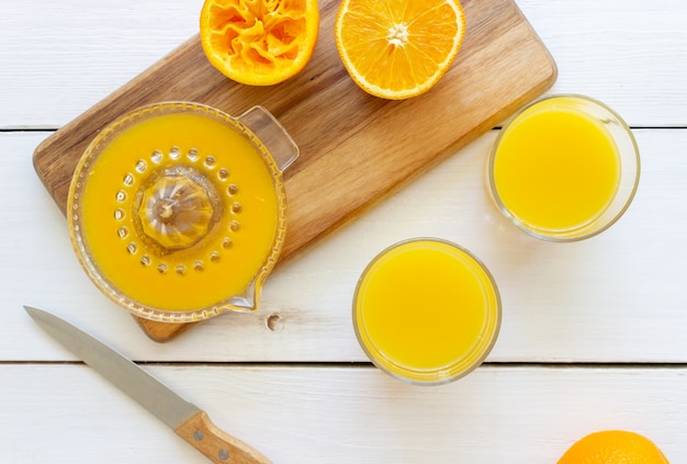 Zumo de naranja recién exprimido sobre un fondo blanco. Alimentación saludable. Dieta. Comida vegetariana.