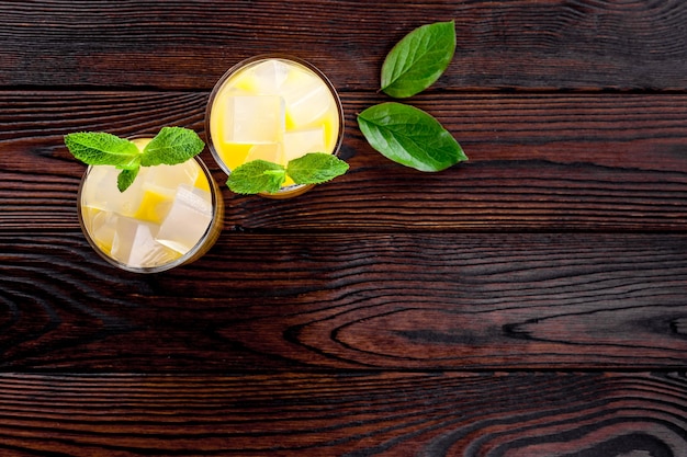 Zumo de naranja refrescante con cubitos de hielo