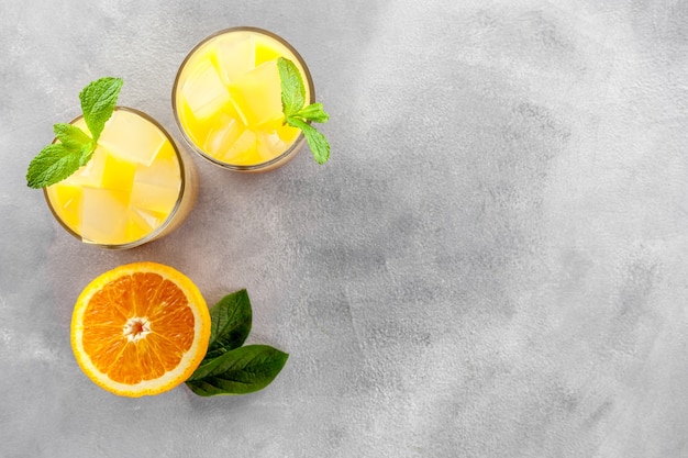 Zumo de naranja refrescante con cubitos de hielo