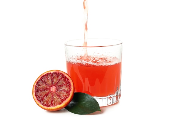 Zumo de naranja roja e ingrediente aislado sobre fondo blanco.