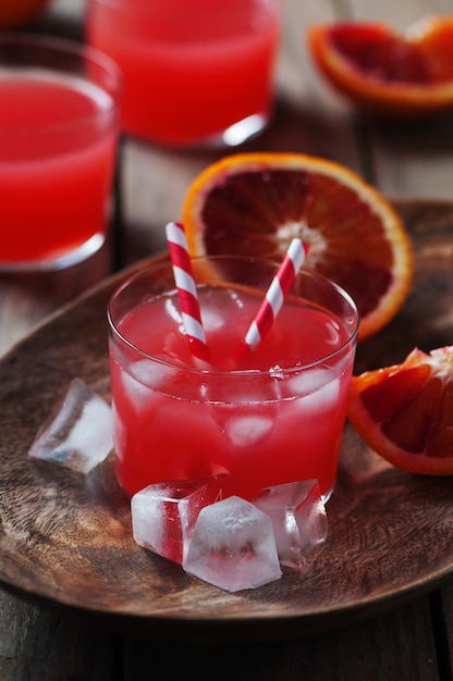 Zumo de naranja roja fresca en un vaso