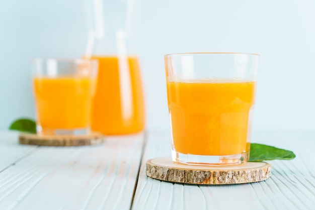 Zumo de naranja sobre fondo de madera