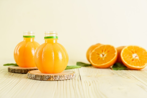 Foto zumo de naranja sobre fondo de madera