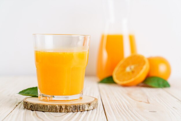 Foto zumo de naranja sobre fondo de madera