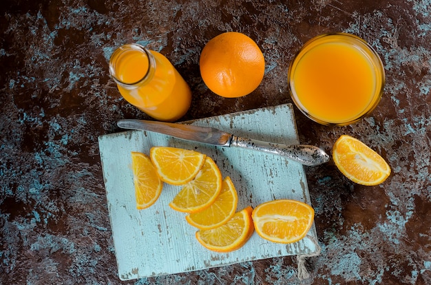 Zumo de naranja en vaso y trozos.