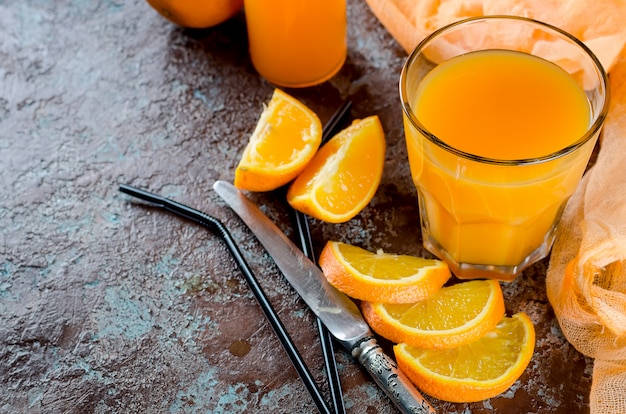 Zumo de naranja en vaso y trozos.