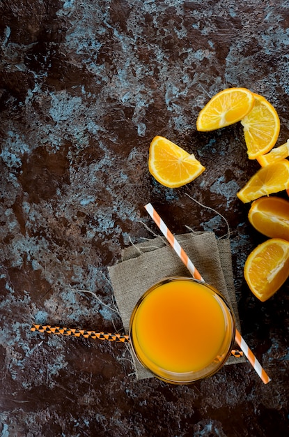 Zumo de naranja en un vaso y trozos