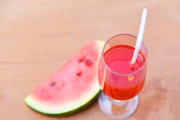 Zumo de sandia en vaso con pieza sandia fruta verano