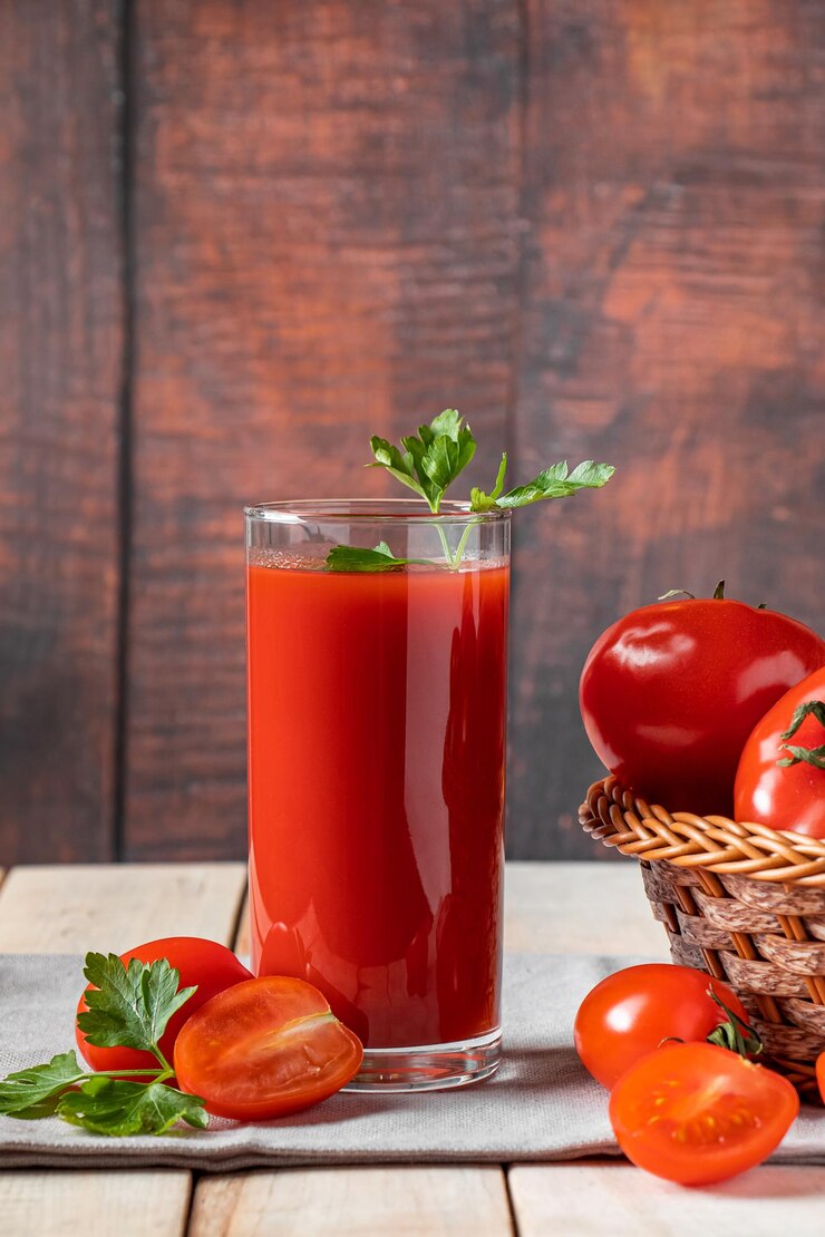 Zumo de tomate fresco en un fondo rústico de madera bebida vegetal orgánica con perejil