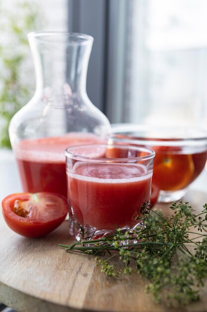 Zumo de tomate rojo recién hecho y casero Desayuno o bebida saludable a base de tomate