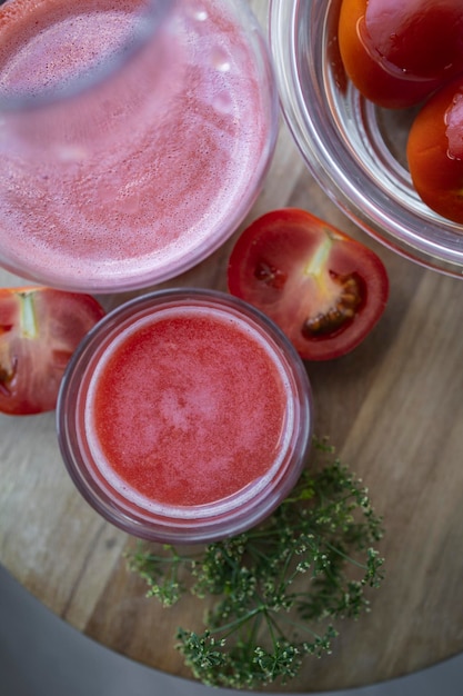 Zumo de tomate rojo recién hecho y casero Desayuno o bebida saludable a base de tomate