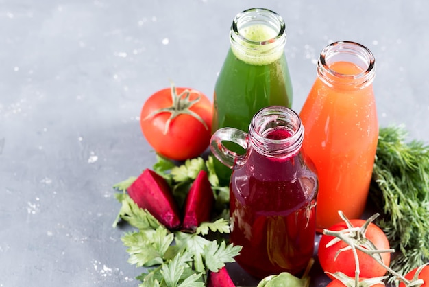 Zumos de Verduras Recién Exprimidos Zumo Detox Zumo de Tomates Zumo de Remolacha Zumo de Perejil y Espinacas