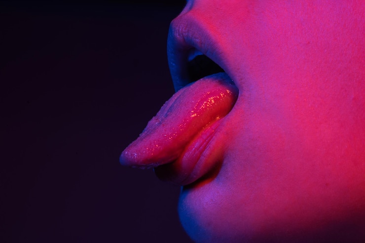 Foto zunge raus, nahaufnahme von weiblicher zunge, die raussteckt, makro-zunge lecken, nahaupnahme von frauens mund mit zunge, sexy zungen, sinnliche lecken
