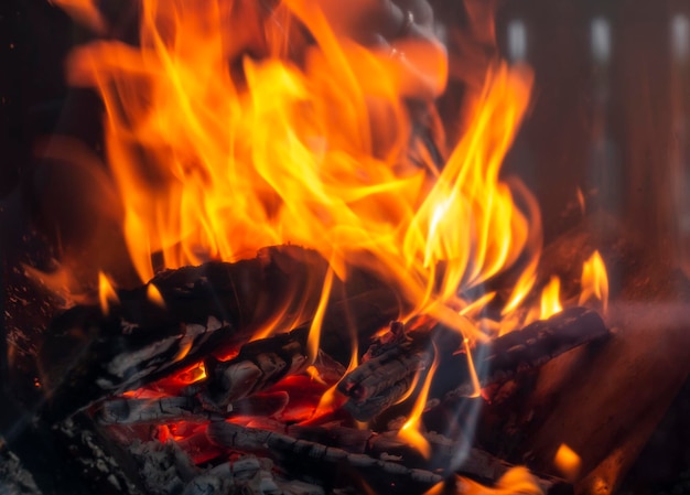 Zungen roter Feuerflammen hinter dem Glas des Kaminofens