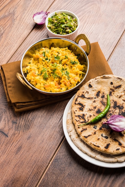 Zunka bhakar o Pithla o pithla bhakar, comida popular de Maharashtra, India