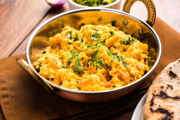 Zunka bhakar o Pithla o pithla bhakar, comida popular de Maharashtra, India