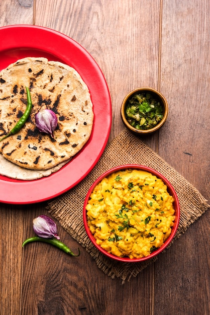 Zunka bhakar o Pithla o pithla bhakar, comida popular de Maharashtra, India