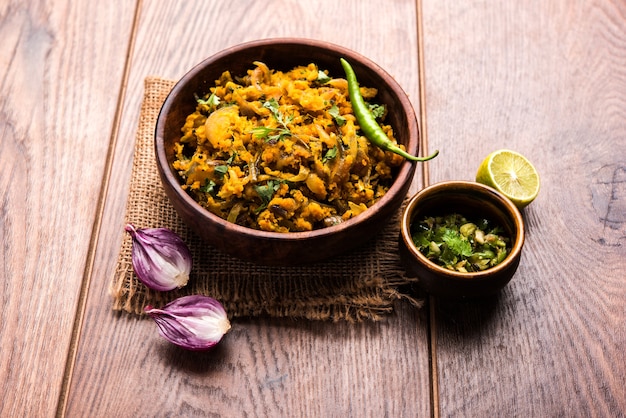 Zunka Bhakar Pithla oder Pitla, beliebtes vegetarisches Rezept aus Indien