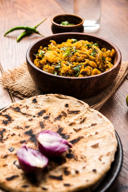 Zunka Bhakar Pithla ou pitla, receita vegetariana popular da Índia