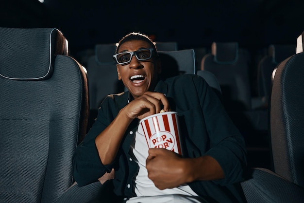 Zur Bedeutung des Films kam der Mann im Kino mit Popcorn