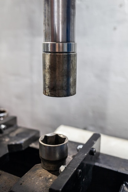 Zur Messung des Durchmessers eines Zylinders wird ein Metallrohr verwendet.