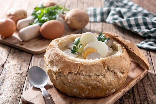 Zurek. Sopa tradicional polaca en mesa de madera