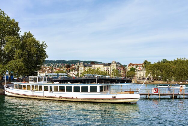 Zurich, Suiza - 2 de septiembre de 2016: Ferry en el muelle del lago de Zurich, Suiza