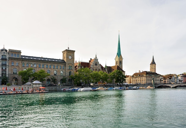 Zurich, Suiza - 2 de septiembre de 2016: Iglesia de San Pedro e Iglesia Fraumunster en el muelle del río Limmat en el centro de la ciudad de Zurich, Suiza.