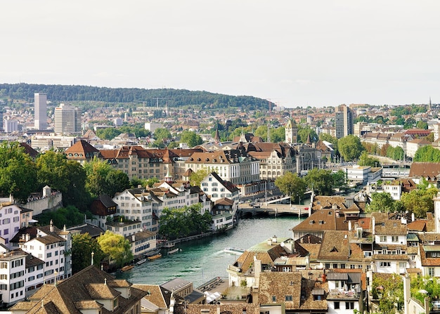 Zurich, Suiza - 2 de septiembre de 2016: Limmatquai en el centro de la ciudad vieja de Zurich