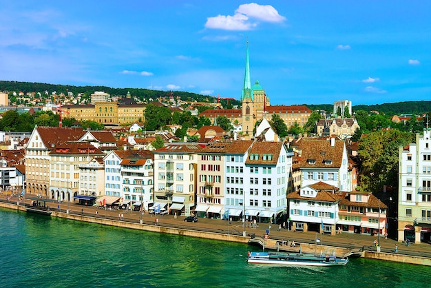 Zurich, Suiza - 2 de septiembre de 2016: Predigerkirche y Limmatquai vistos desde la colina de Lindenhof en Zurich, Suiza. Universidad de Zurich en el fondo