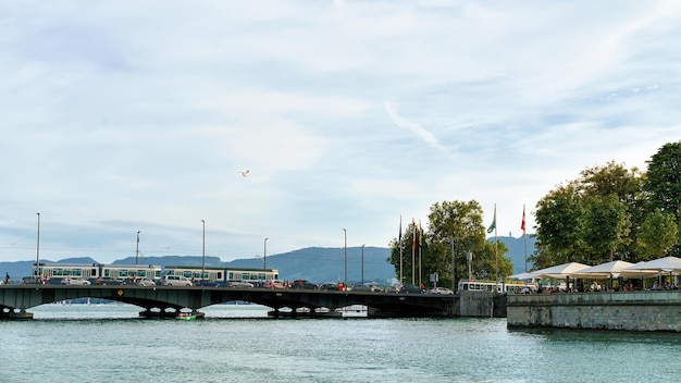 Foto zurich, suiza - 2 de septiembre de 2016: río limmat y puente quai brucke en zurich en verano, suiza